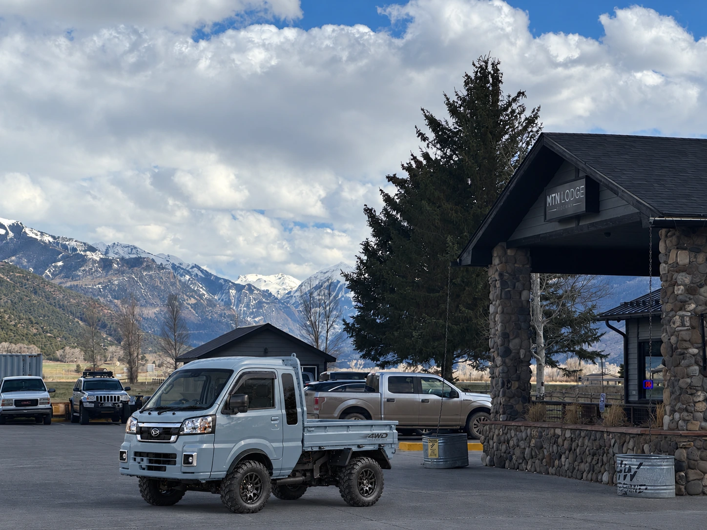 Silver-blue Phosphor Jumbo concept in a mountain setting
